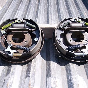 4/14/17 Rebuilt both rear drum brakes.