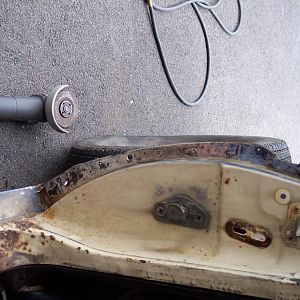 After removing the r/s quarter skin I found some rotted metal on the lower outer section of the "B" pillar like on the l/s.