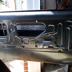 9/16/17 Insulated the inside of the l/s door with Frost King duct insulation, installed the window guides, & the window regulator.