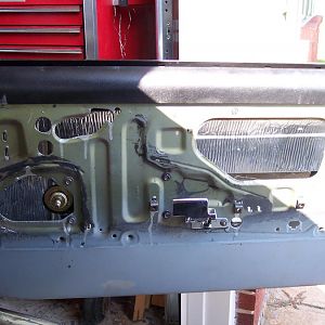 9/16/17 Insulated the inside of the r/s door with Frost King duct insulation, installed the window guides, & the window regulator.