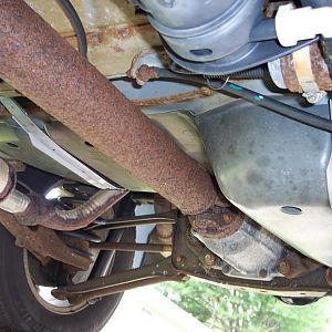 New gas tank straps installed, held in bay a 13mm bolt.